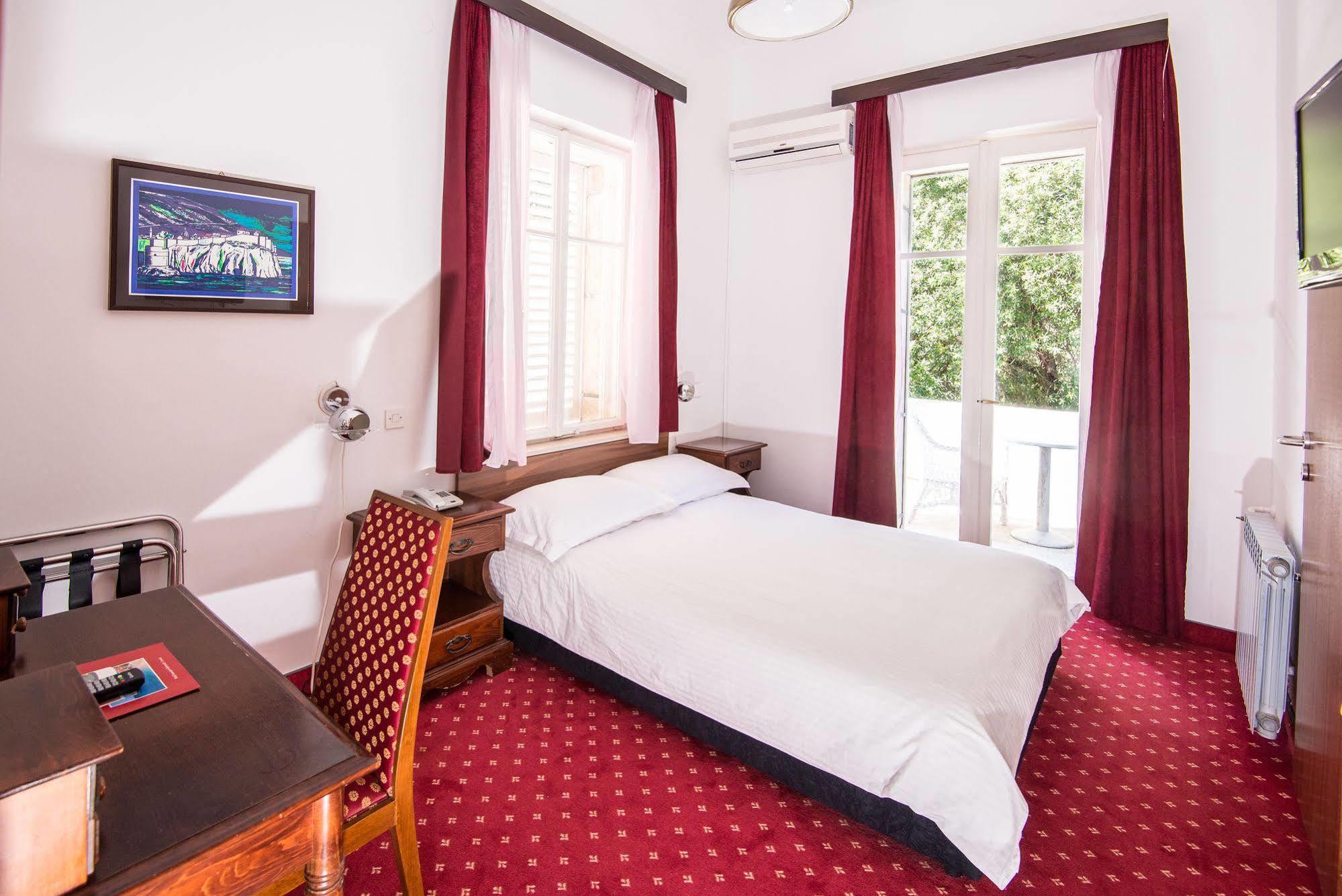 Hotel Sumratin 2*